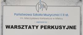 plakat zapraszający na warsztaty perkusyjne z logotypem szkoły na górze, poniżej napisami w kolorze czarnym oraz perkusję w dolnej części