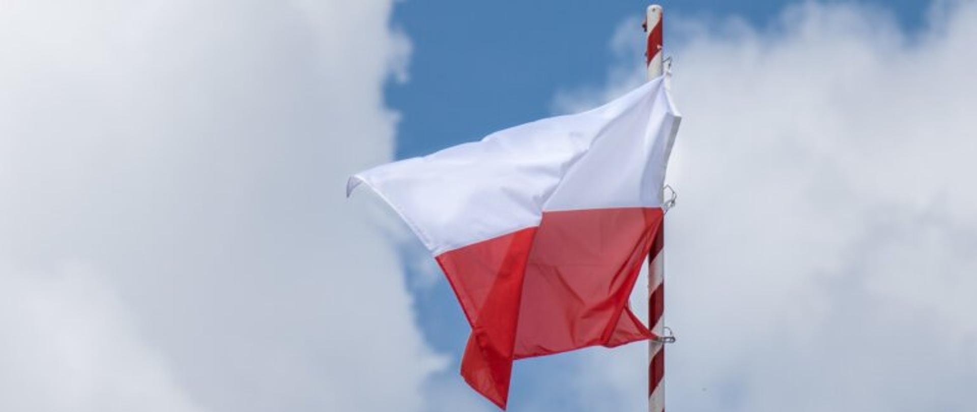 Biało-czerwona flaga na maszcie