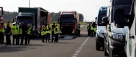 Wspólne kontrole pojazdów ciężarowych w ramach międzynarodowych warsztatów TECHCA w Radomiu. 