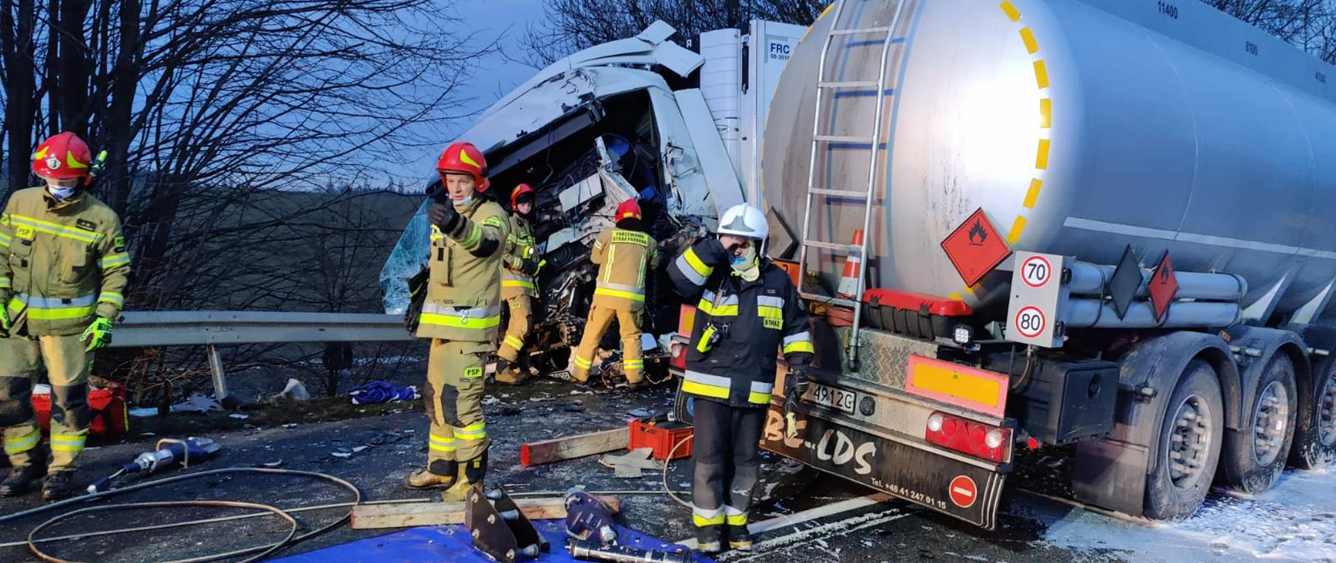 Wypadek samochodów ciężarowych w Kończycach Wielkich. Zdjęcie przedstawia działania strażaków podczas wypdku drogowego.