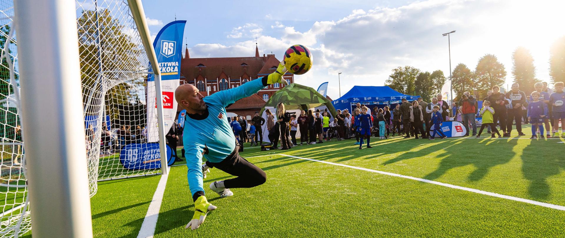 Minister sportu i turystyki Jakub Rutnicki broniący rzut karny na wyremontowanym Orliku w Drezdenku.