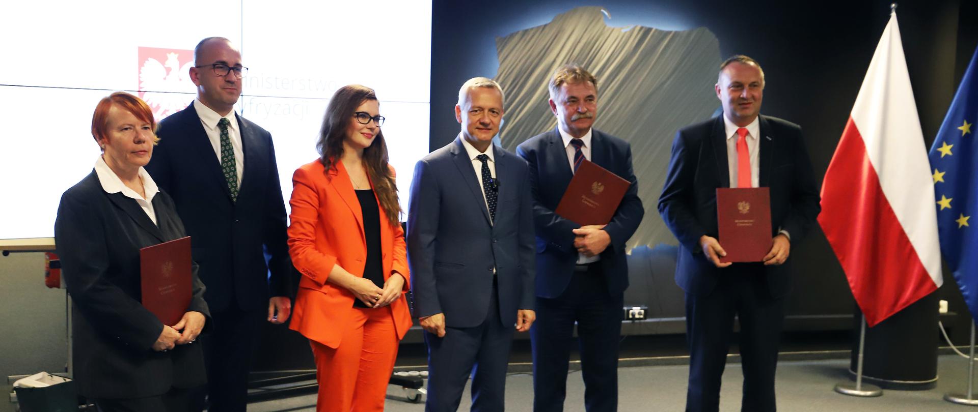 Minister cyfryzacji Marek Zagórski, wiceminister Wanda Buk i przedstawiciele czterech samorządów po podpisaniu porozumienia.