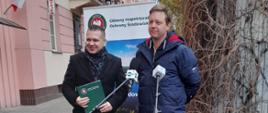 Tomasz Klech kierownik pracowni pomiarów powietrza CLB wraz z Maciejem Karczyńskim rzecznikiem GIOŚ odpowiadają na pytania dziennikarzy