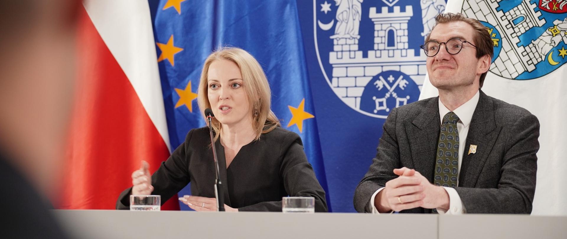 Na zdjęciu wiceminister funduszy i polityki regionalnej Jan Szyszko podczas konferencji w towarzystwie innych uczestników