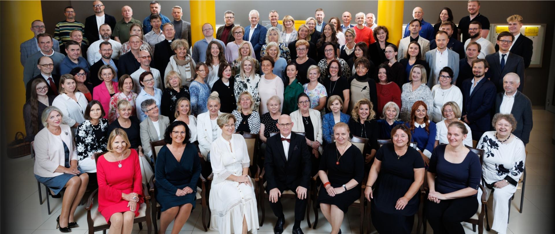 Zdjęcie, wykonane z okazji Jubileuszu 80-lecia ZPSM przedstawia członków Rady Pedagogicznej naszej Szkoły