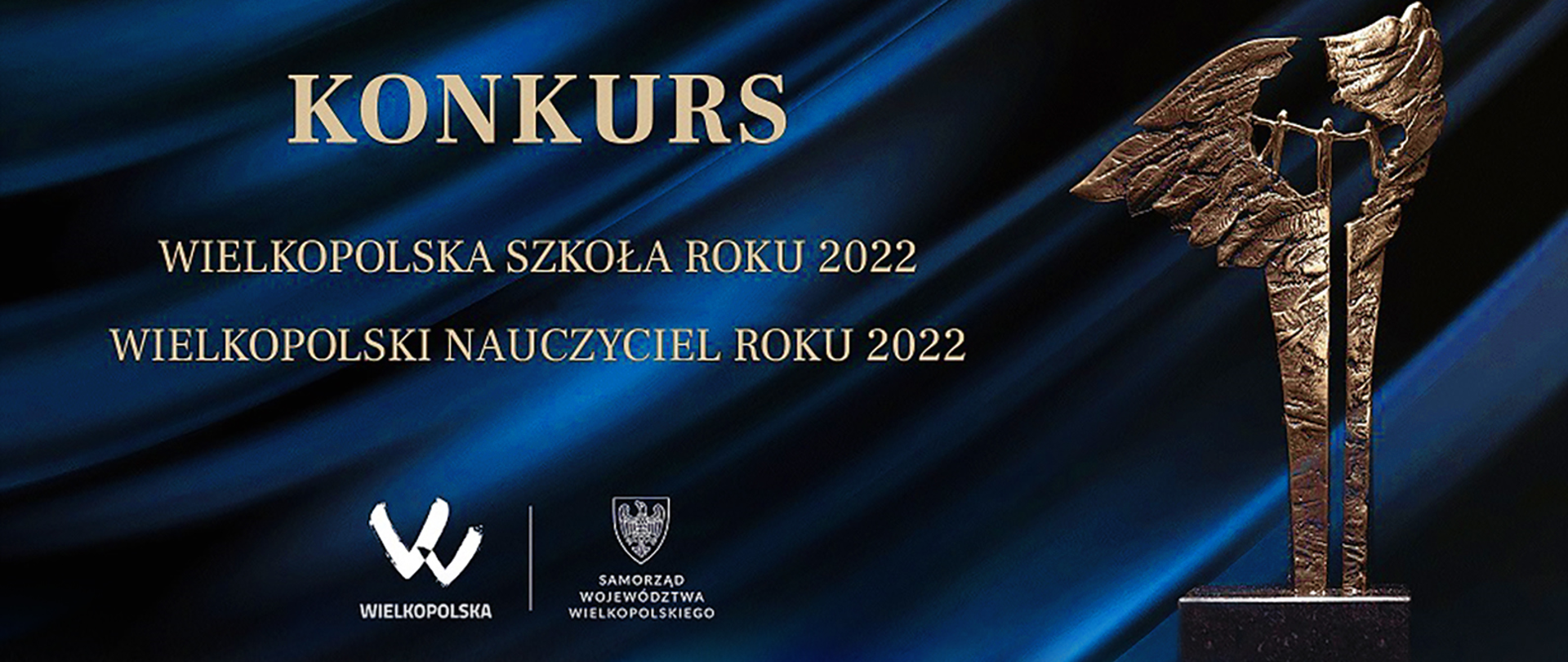 Scena, moment wręczenia odznaczenia, niebiesko czarne tło, biały napis odznaka honorowa za zasługi dla województwa wielkopolskiego, u góry w lewej części napis konkurs wielkopolska szkoła roku, po prawej statuetka konkursowa.