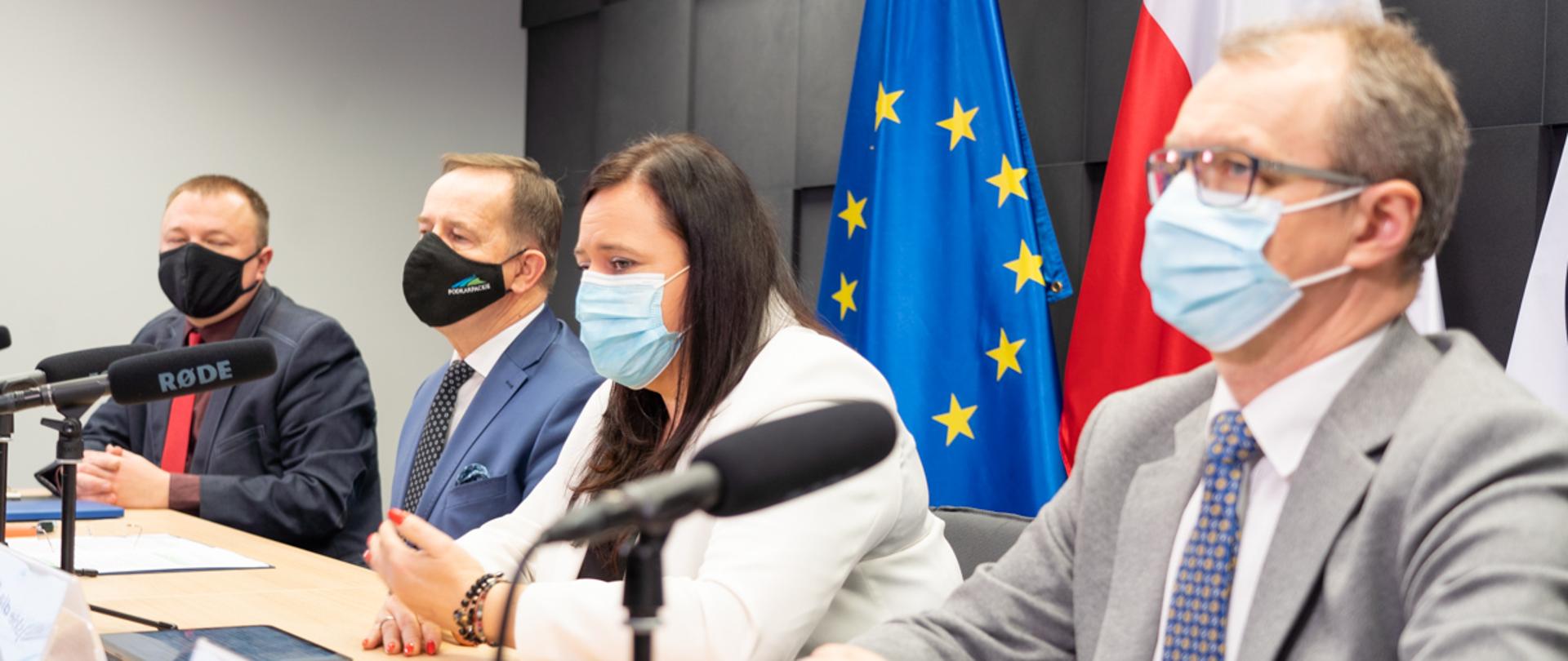 uczestnicy konferencji przed mikrofonami