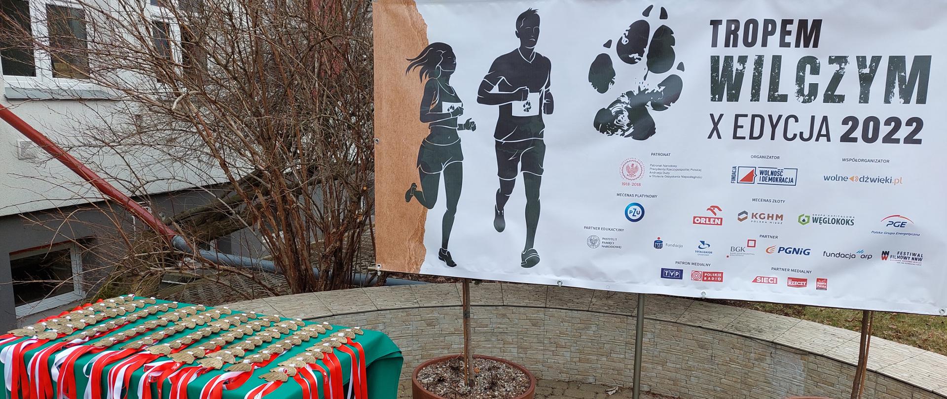 Na zdjęciu widać medale