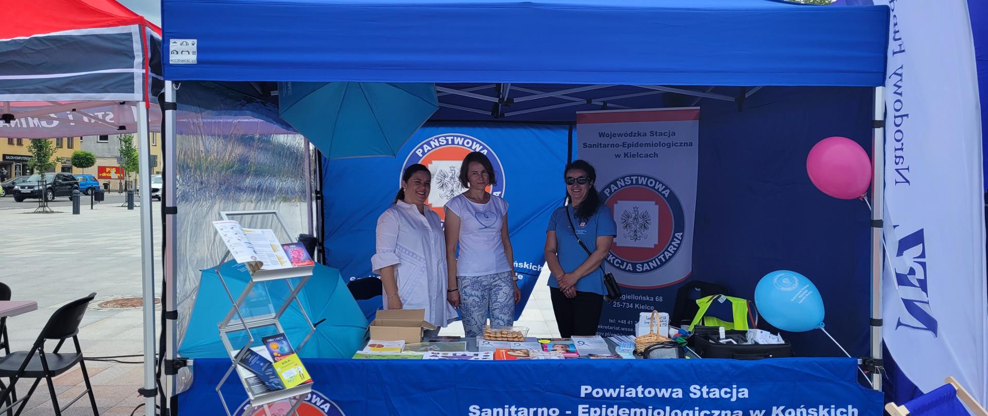 Przedstawiciele Powiatowej Stacji Sanitarno-Epidemiologicznej w Końskich oraz Wojewódzkiej Stacji Sanitarno-Epidemiologicznej w Kielcach podczas prezentacji stoiska profilaktyczno-informacyjnego. 