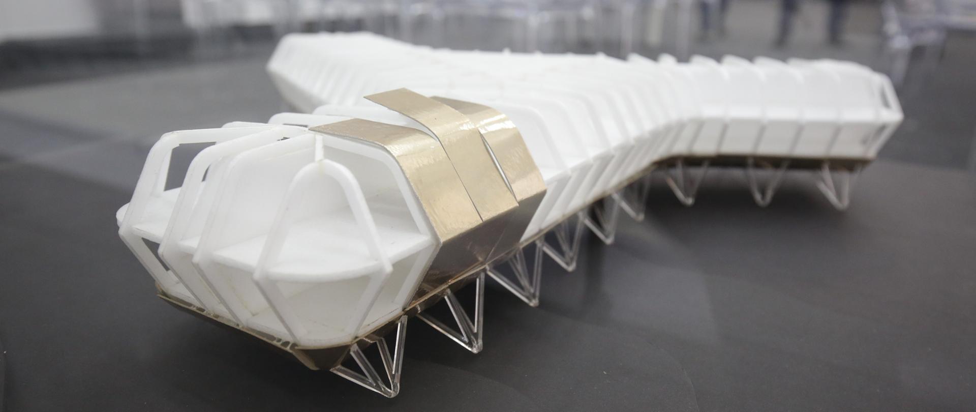 W dużym zbliżeniu biała makieta stacji