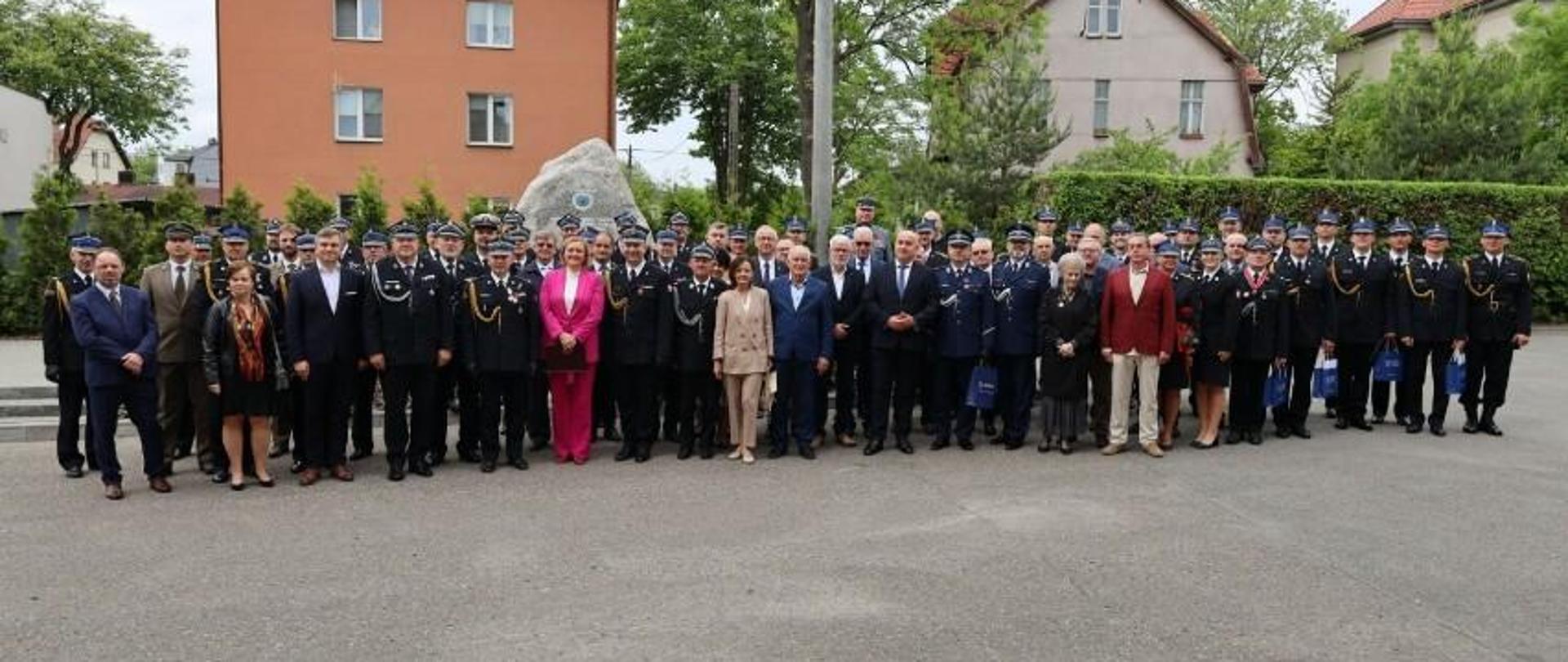 Zdjęcie grupowe uczestników uroczystości