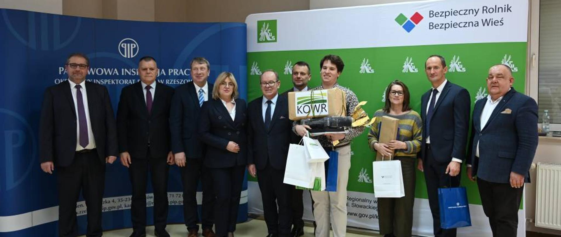 Jakub Dernoga jako laureat oraz organizatorzy Olimpiady Wiedzy o Bezpieczeństwie i Higienie Pracy w Rolnictwie Indywidualnym