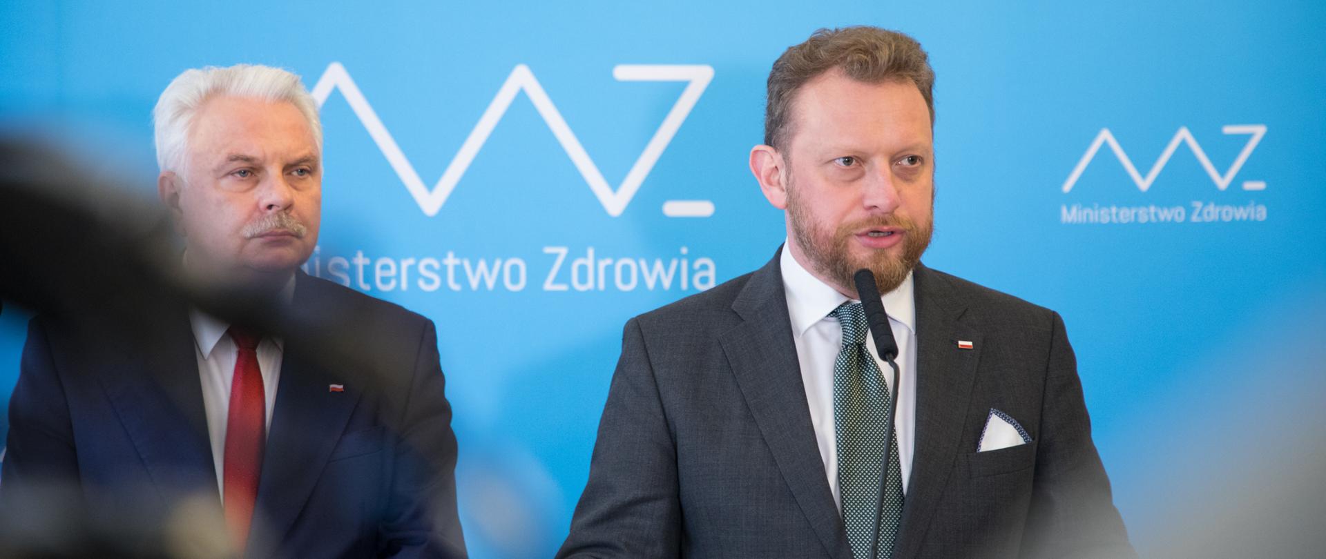 Minister Łukasz Szumowski oraz wiceminister Waldemar Kraska podczas konferencji prasowej. 