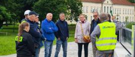 Montaż mobilnych zapór przeciwpowodziowych. Fot. OSP Brzeg Dolny.