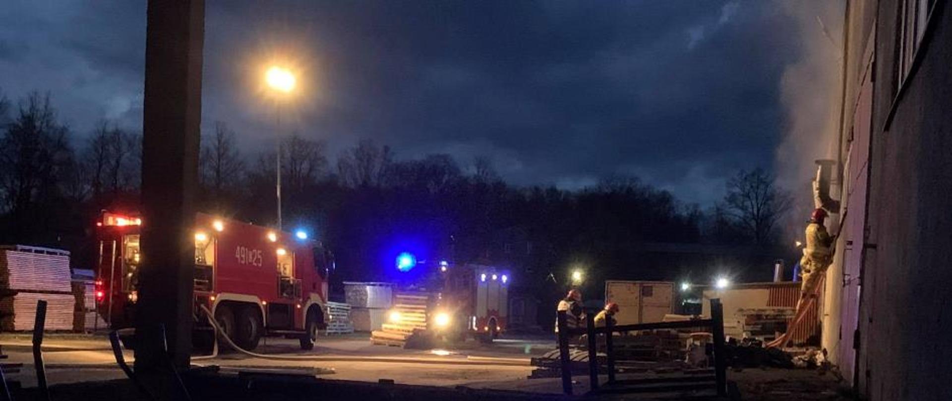 Nocna akcja ratowniczo gaśnicza strażaków