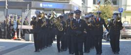 Strażak prowadzi orkiestrę Marynarki Wojennej RP, pozostałe pododdziały oraz zaproszonych gości. 