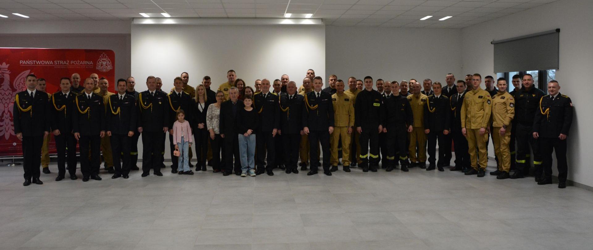 Uroczysty apel z okazji przejścia dwóch funkcjonariuszy na zaopatrzenie emerytalne