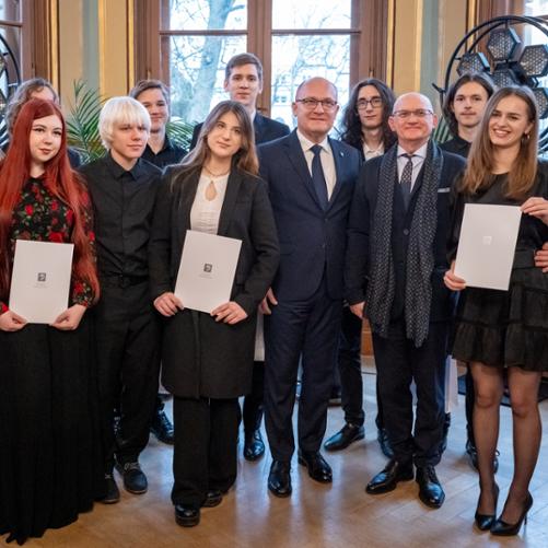 Zdjęcie przedstawia prezydenta miasta Szczecin wraz z dyrektorem szkoły we wspólnym zdjęciu ze wszystkimi laureatami stypendium