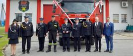 Na zdjęciu widzimy władze Gminy Kuryłówka oraz Zastępcę Komendanta Województwa Podkarpackiego PSP oraz Komendanta Powiatowego PSP w Leżajsk pozujących na tle samochodu pożarniczego.