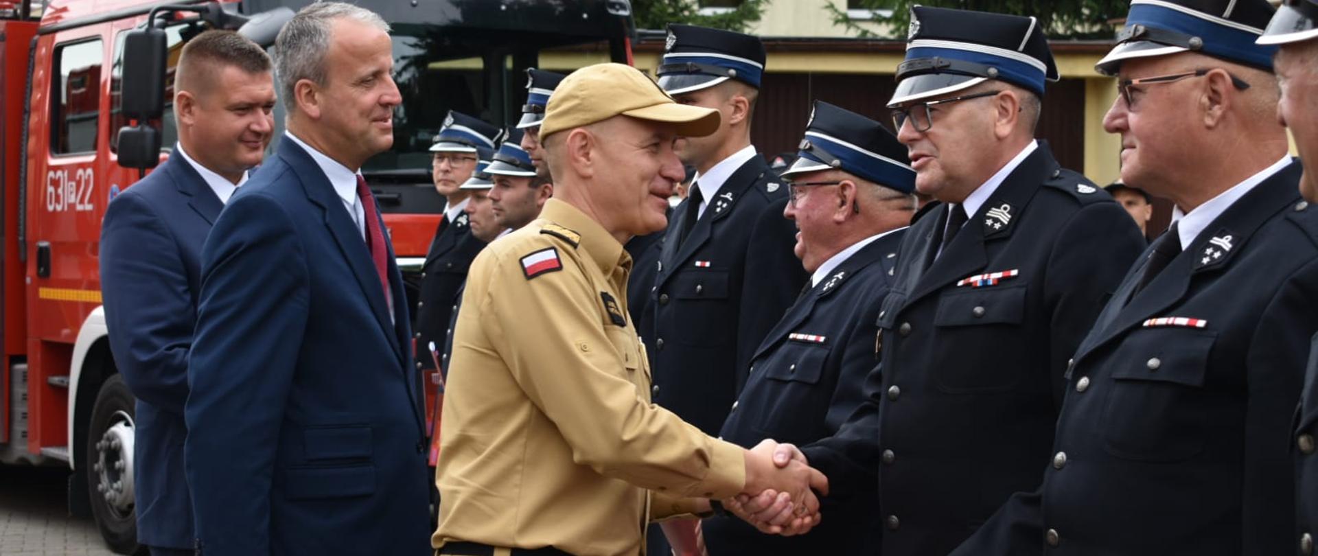 komendant główny PSP wręcza promesy 