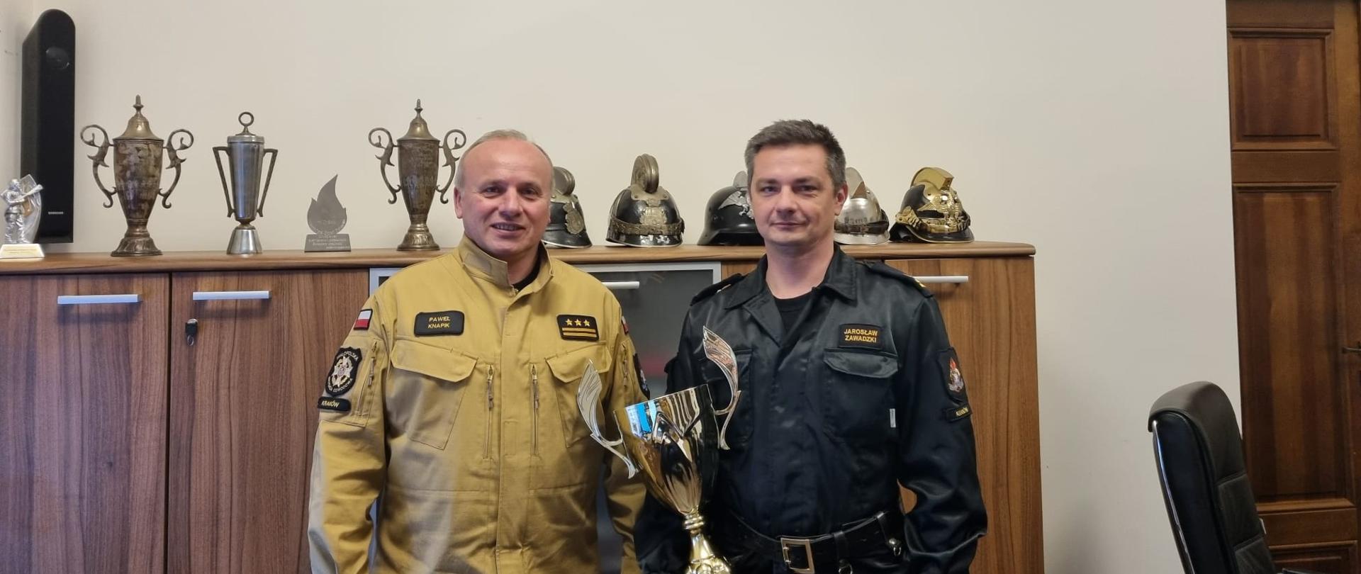 mł.bryg. Jarosław Zawadzki wraz z Komendantem Miejskim PSP w Krakowie