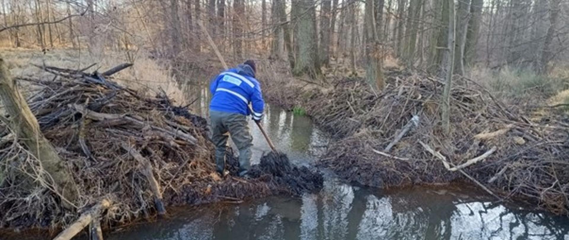 Usuwanie zatoru na Potoku Rzymkowickim w miejscowości Rzymkowice