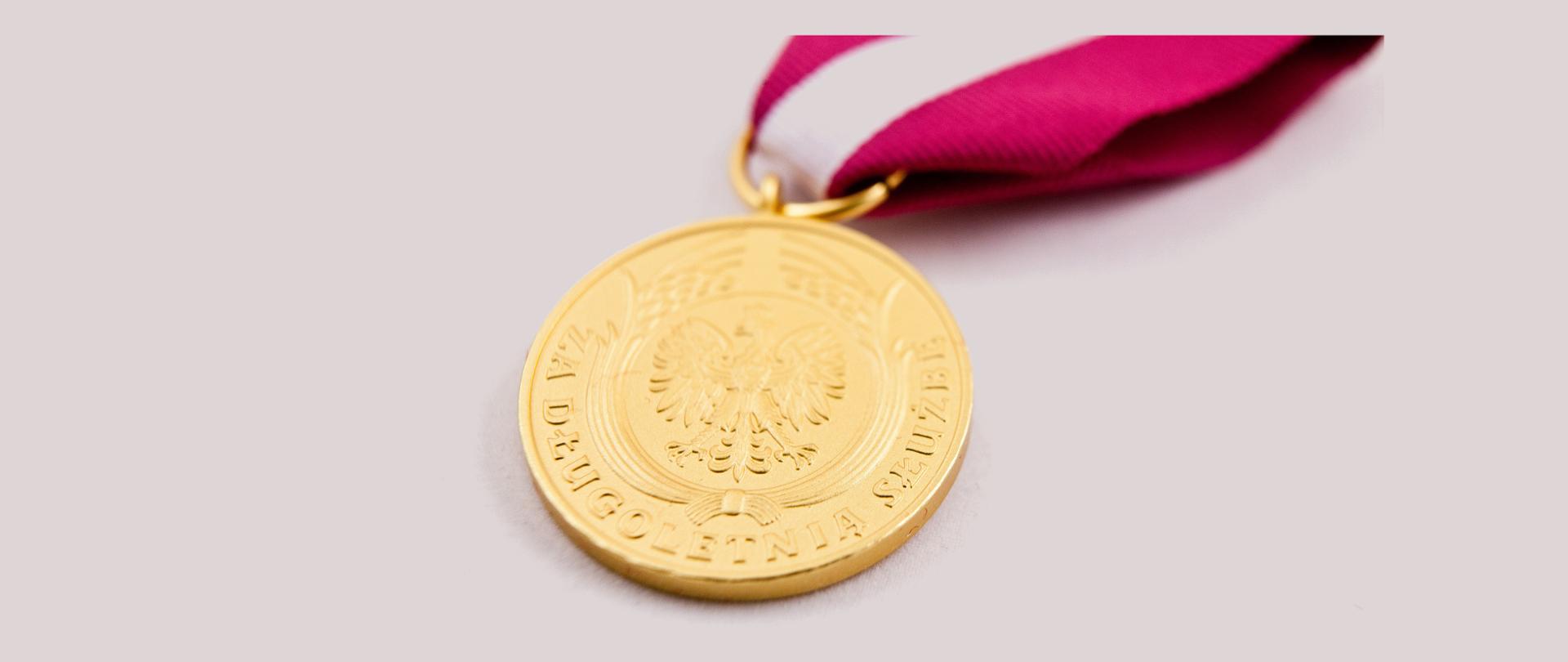 Komendant Powiatowy PSP w Mławie odznaczony złotym „Medalem za długoletnią służbę”.
