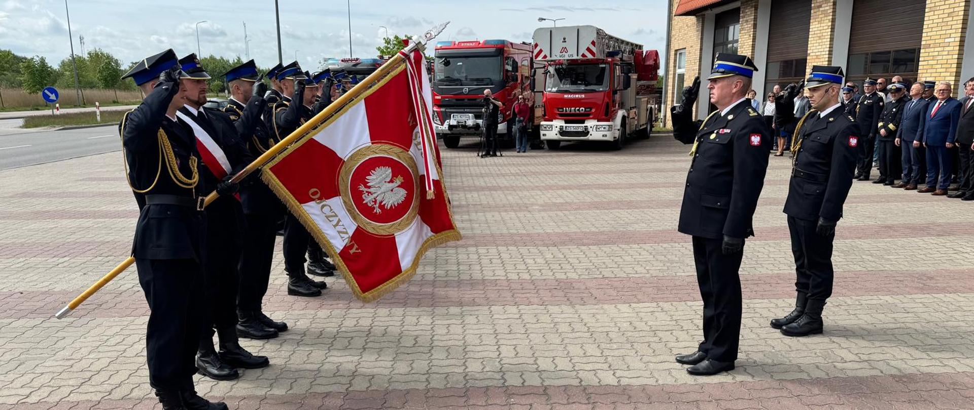 Zastępca komendanta wojewódzkiego oddaje honory dla pocztu sztandarowego