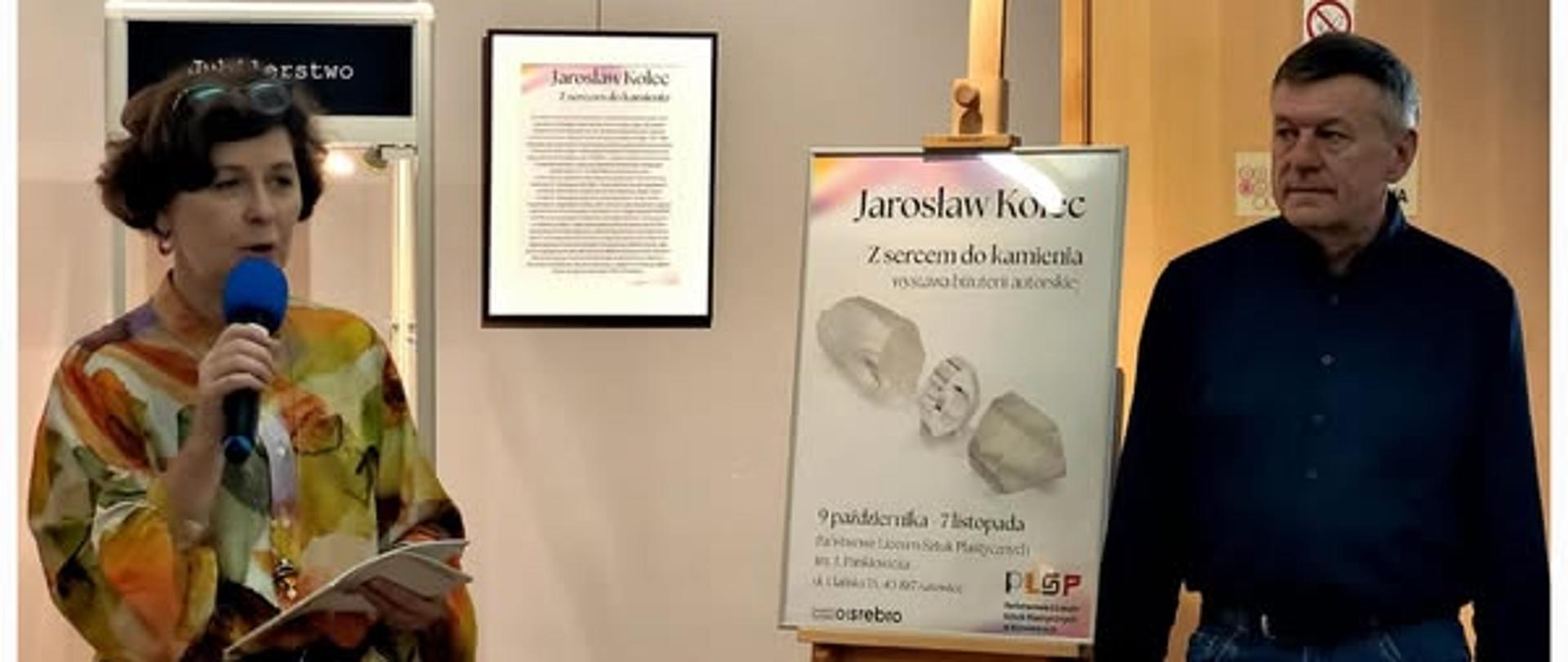 Fotografia ukazuję Joannę Nowrot - Dyrektor PLSP oraz Jarosława Kolca - gościa, autora prac prezentowanych na wystawie "Z sercem do kamienia".