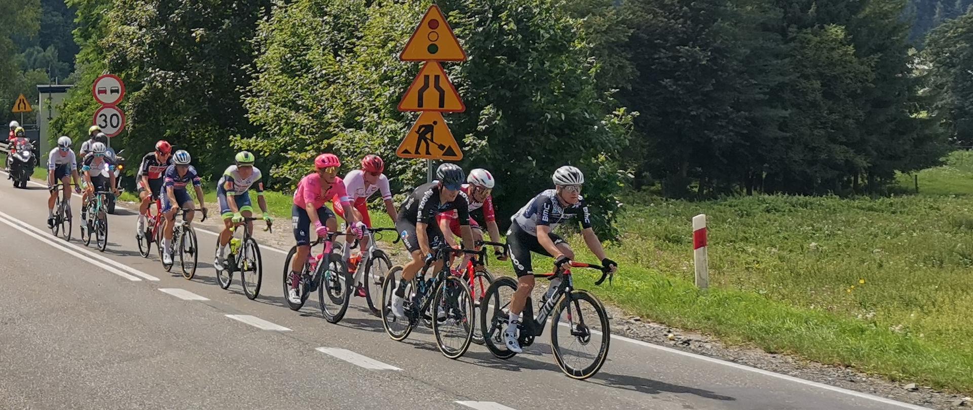 Na zdjęciu widzimy grupę kolarzy. Zdjęcie jest poglądowe.