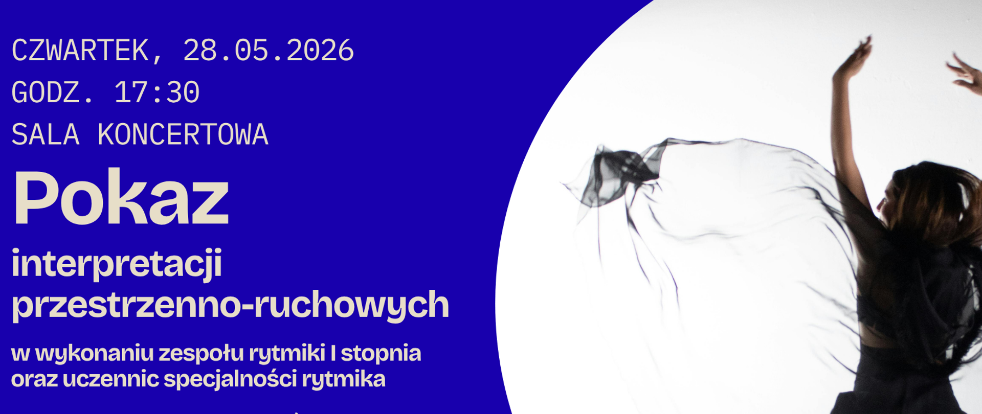 Grafika w nowoczesnym stylu utrzymana w intensywnym, ciemnoniebieskim kolorze. Po lewej stronie umieszczono jasne napisy informujące o wydarzeniu, a po prawej znajduje się fotografia tańczącej postaci w czarnym stroju z rozwianą, lekką tkaniną unoszącą się wokół sylwetki. Kompozycja jest dynamiczna i minimalistyczna.