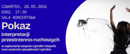 Grafika w nowoczesnym stylu utrzymana w intensywnym, ciemnoniebieskim kolorze. Po lewej stronie umieszczono jasne napisy informujące o wydarzeniu, a po prawej znajduje się fotografia tańczącej postaci w czarnym stroju z rozwianą, lekką tkaniną unoszącą się wokół sylwetki. Kompozycja jest dynamiczna i minimalistyczna.