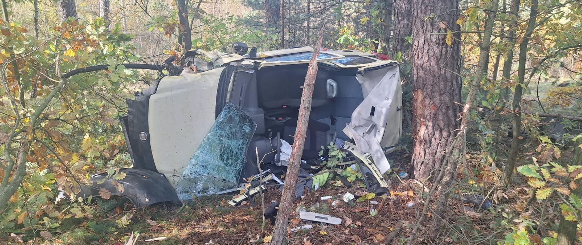 Na zdjęciu widać samochód po wypadku drogowym. 