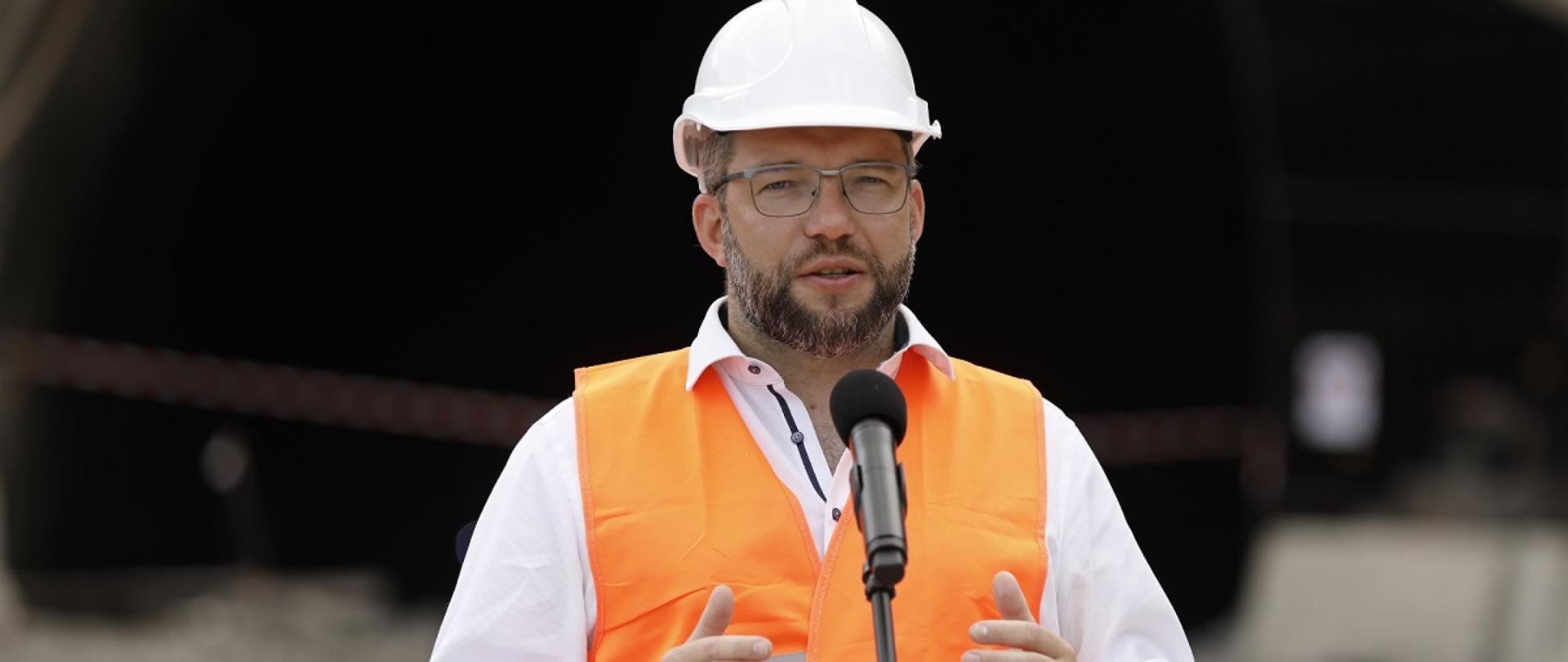 Minister funduszy i polityki regionalnej Grzegorz Puda na budowie dwóch tuneli w ciągu budowanej drogi ekspresowej S1 na odcinku Przybędza-Milówka w województwie śląskim

