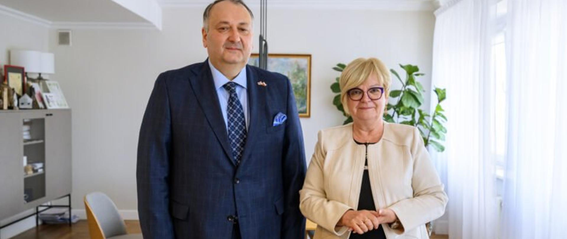 Zdjęcie przedstawia wojewodę podkarpackiego Teresę Kubas-Hul i konsula Gruzji