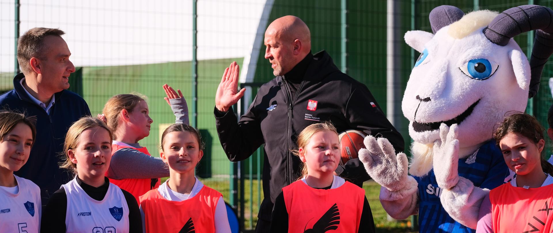 Minister sportu i turystyki Jakub Rutnicki na wyremontowanym Orliku w Poznaniu.