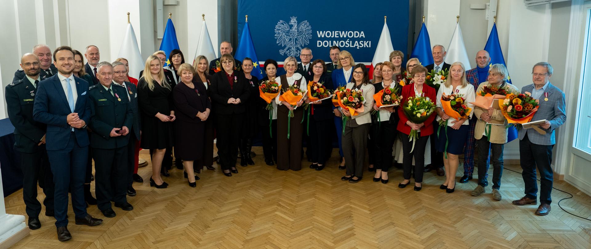 rozdanie odznaczeń państwowych w Dolnośląskim Urzędzie Wojewódzkim 