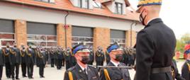 Nadbrygadier Andrzej Bartkowiak promuje na pierwszy stopień oficerski funkcjonariusza Państwowej Straży Pożarnej 