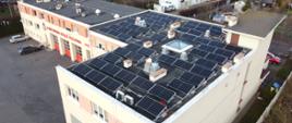 Zdjęcie przedstawia panele fotowoltaiczne zamontowane na budynkach Komendy Powiatowej PSP w Pruszczu Gdańskim