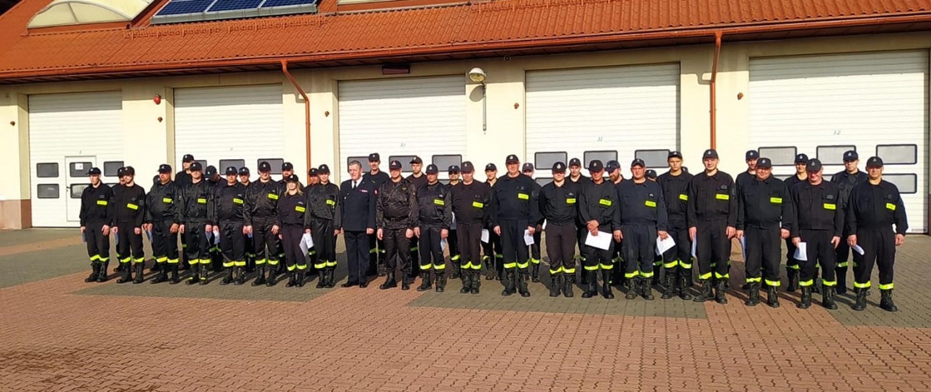 Strażacy podczas zbiórki podsumowującej szkolenie podstawowe 