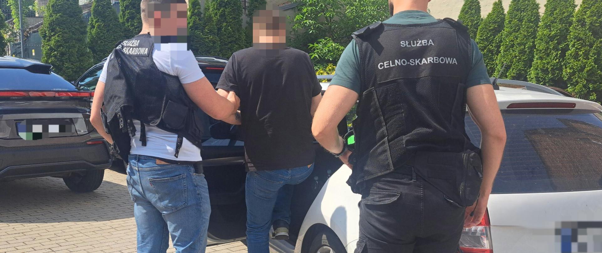 funkcjonariusze z zatrzymaną osobą