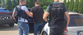 funkcjonariusze z zatrzymaną osobą