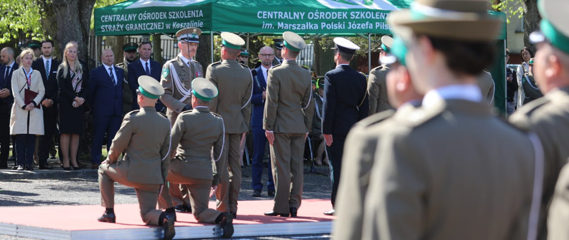 Na zdjęciu widać moment nominacji na pierwszy stopień oficerski.