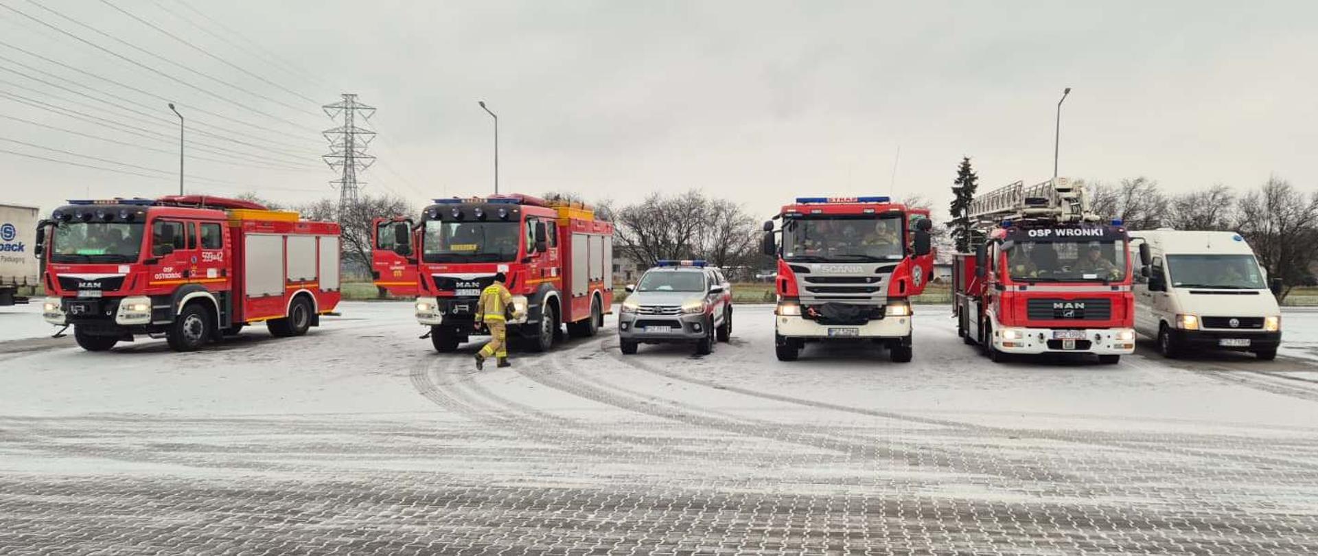 Samochody strażackie na parkingu, miejsce zbiórki