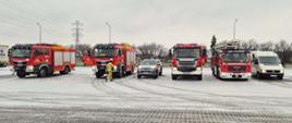 Samochody strażackie na parkingu, miejsce zbiórki