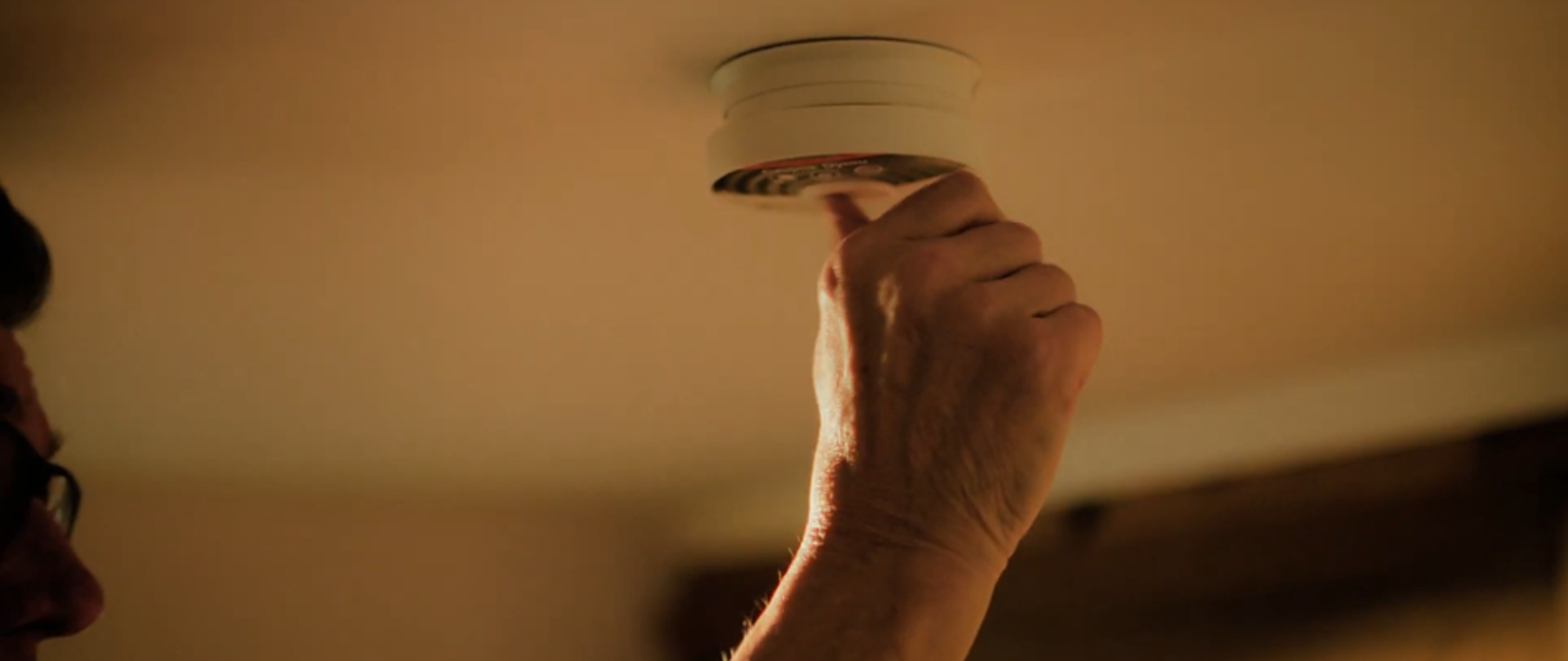 Zdjęcie przedstawia czujkę dymu zamontowana na suficie