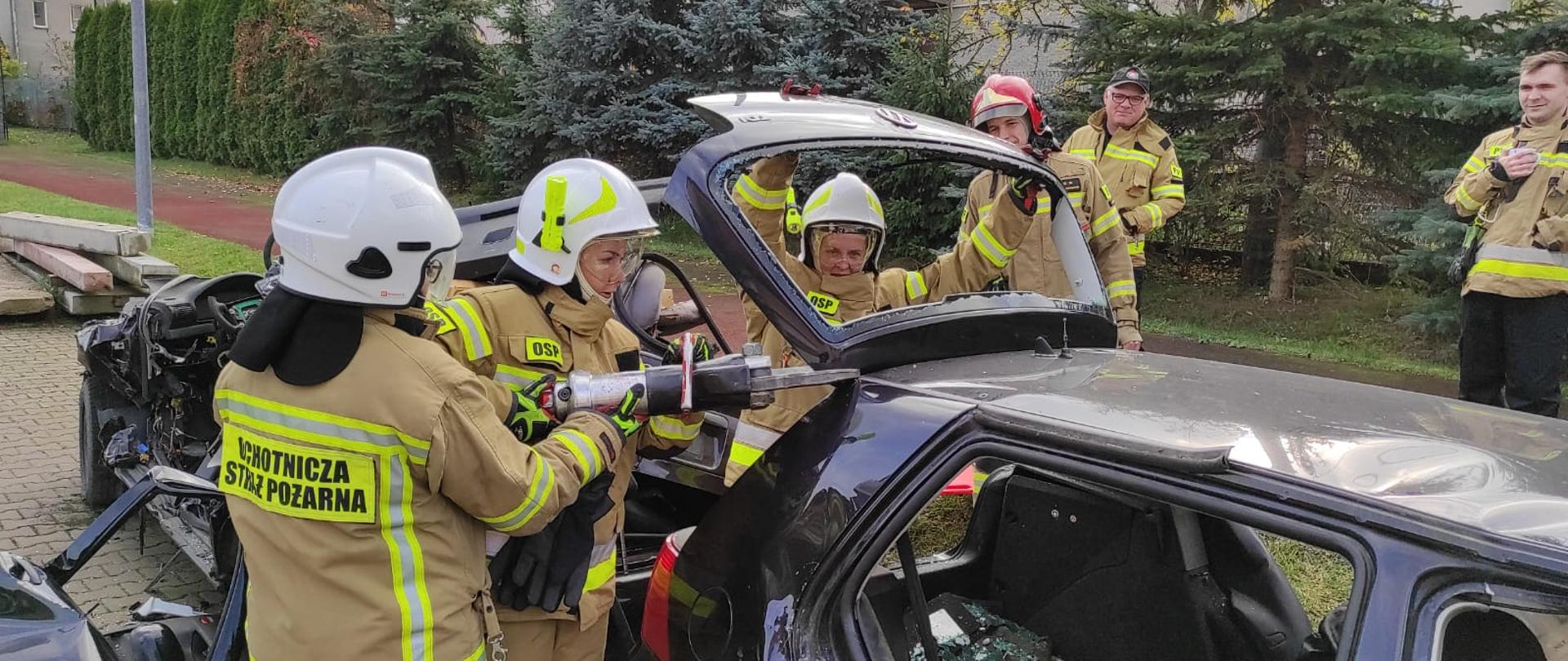 Strażacy OSP podczas części praktycznej egzaminu