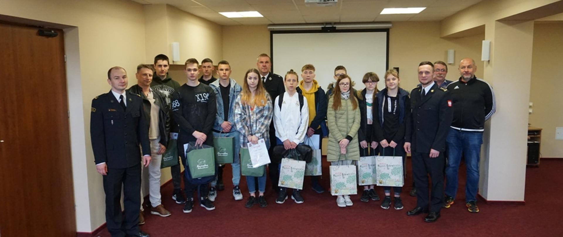 Zdjęcie uczestników eliminacji powiatowych OTWP w Hajnówce.