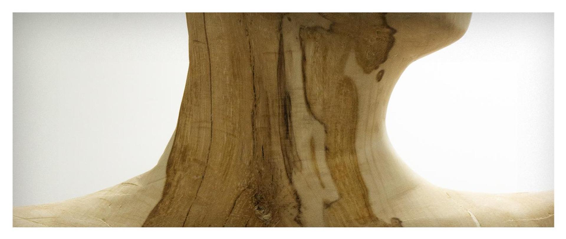 zbliżenie na rzeźbę wykonaną w drewnie