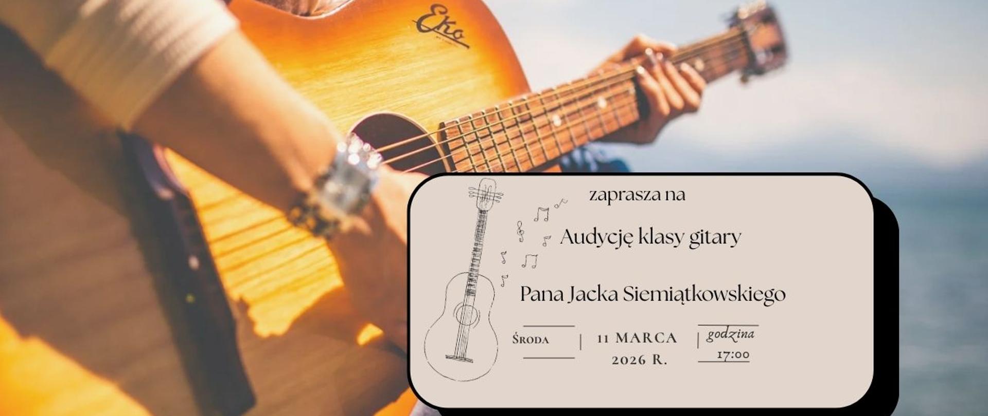 Plakat przedstawia kobietę grającą na gitarze klasycznej. Wszystko jest w tonacji szarości i beżu